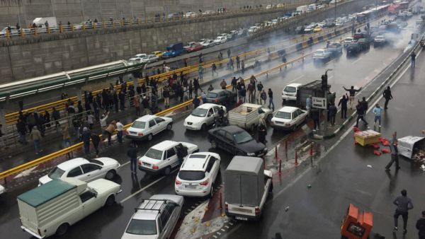 سقوط جرحى في صفوف المتظاهرين وقوات الأمن جراء اشتباكات بين الجانبين في بعض مدن إيران