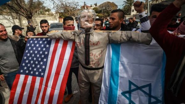 حرق دمى للرئيس الأمريكي دونالد ترامب، وأعلام أمريكية وإسرائيلية