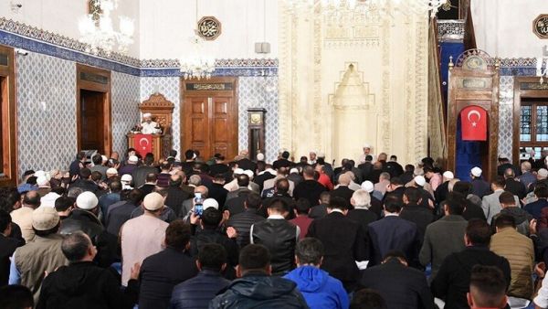 تلاوة سورة الفتح بشكل جماعي عقب صلاة فجر الخميس