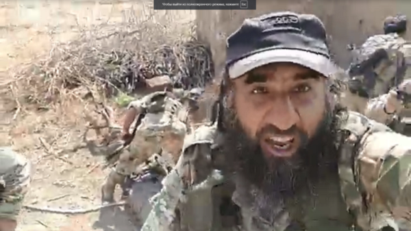 مسلحون ينكلون بجثة مقاتلة كردية