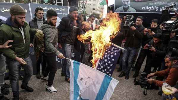 جرى فتح بيت العزاء في ساحة الجندي المجهول الرئيسية وسط مدينة غزة