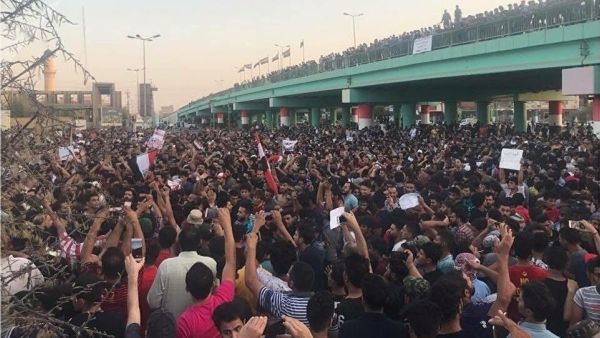 رغم استقالة حكومة عبد المهدي، إلا أن التظاهرات لا تزال متواصلة وتطالب برحيل النخبة السياسية المتهمة بالفساد