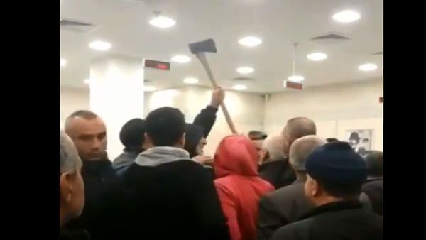 مواطن لبناني غاضب من عدم صرف مستحقاته المالية