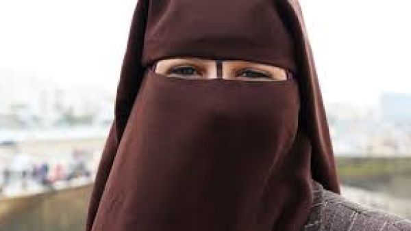 حظر النقاب (البرقع) في هولندا يدخل حيز التنفيذ بعد نحو 14 عاما من النقاش.