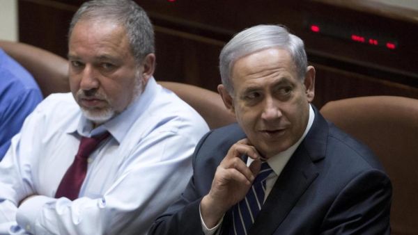 رئيس الوزراء الإسرائيلي بنيامين نتنياهو وزعيم حزب “إسرائيل بيتنا” اليميني أفيغدور ليبرمان