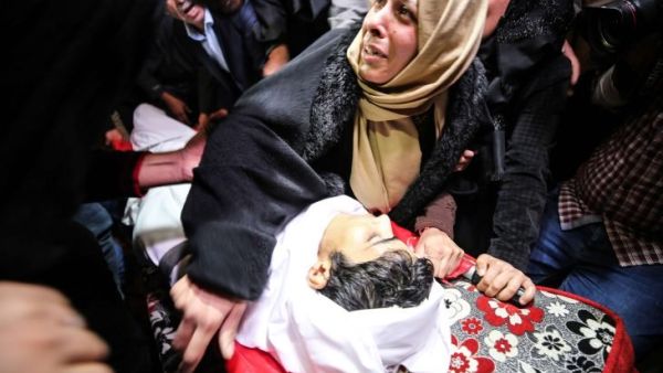 هتف المشيعون بشعارات غاضبة تطالب الفصائل الفلسطينية بالرد “على جريمة قتل الطفل”