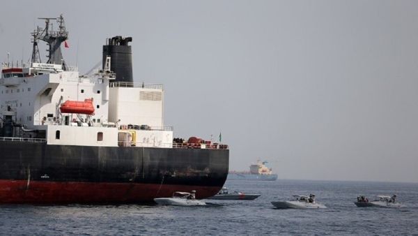  إحدى الناقلتين تتبع جزر مارشال والناقلة الأخرى ترفع علم باناما