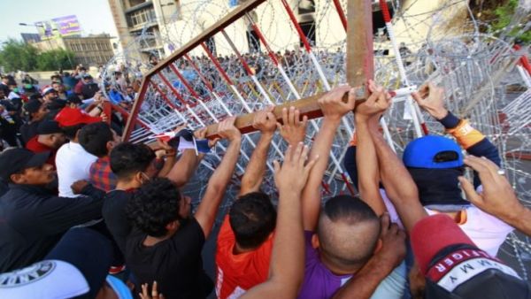 يشهد العراق موجة احتجاجات جديدة منذ يوم الجمعة تواجهها قوات الأمن بالقمع