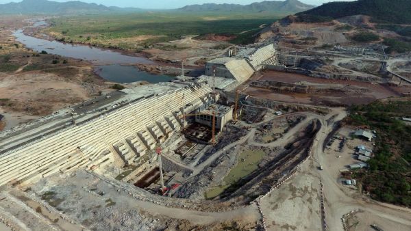 سد النهضة يتكون من سدين الأول خرساني بارتفاع 145 مترا، أما السد الثاني فيأتي بعده بعدة كيلو مترات