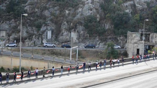  سلسلة بشرية تمتد من شمال لبنان إلى جنوبها في إطار الحراك الشعبي