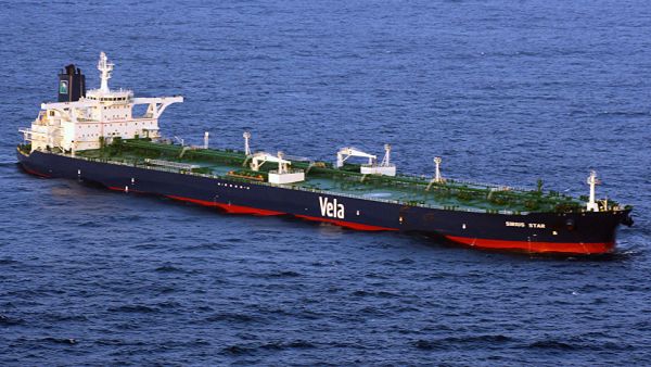 إجلاء 44 بحارا من متن الناقلتين المنكوبتين القادمتين من قطر والسعودية