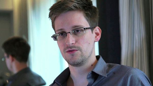 ضابط المخابرات الأمريكي السابق إدوارد سنودن