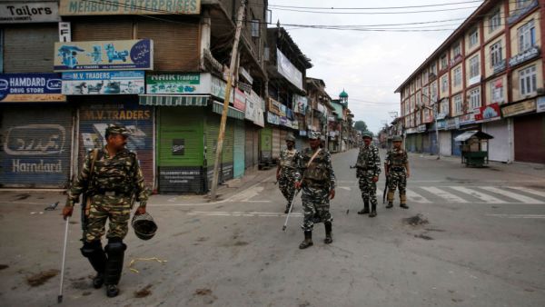 فرض قيود على التنقل في مناطق رئيسية من سريناجار، كبرى مدن كشمير