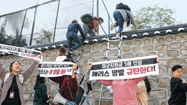  العديد من الطلاب يتسلقون الجدران، لدخول فناء منزل السفير الأمريكي