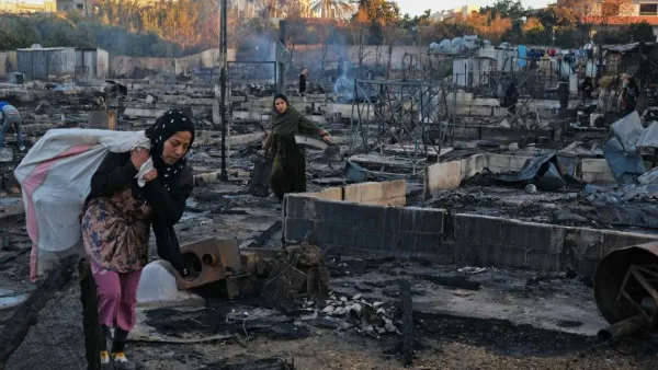 أتى الحريق على كل الخيام في المخيم المؤقت الذي كان يضم مئات اللاجئين السوريين