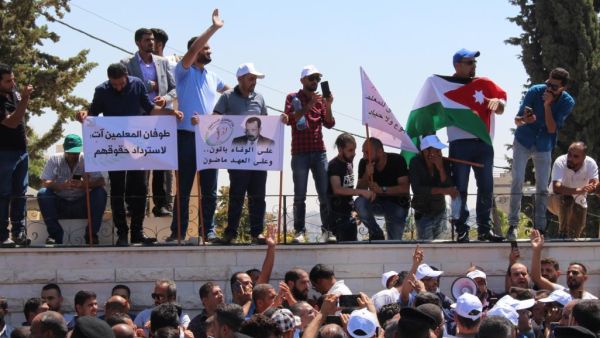 تتمسك النقابة التي تضم نحو 140 ألف معلم، باستمرار الإضراب حتى الحصول على العلاوة