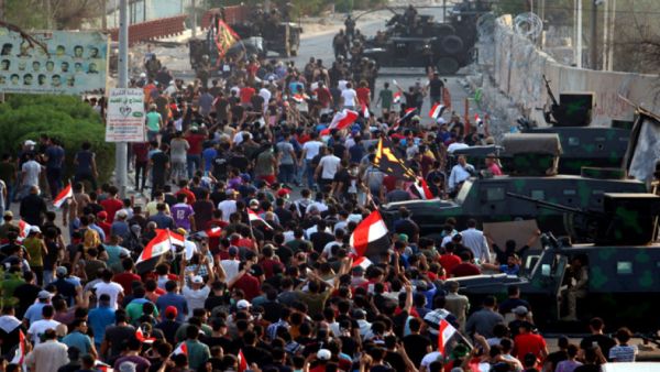 محتجون أمام ميناء أم قصر جنوب العراق/ أرشيفية