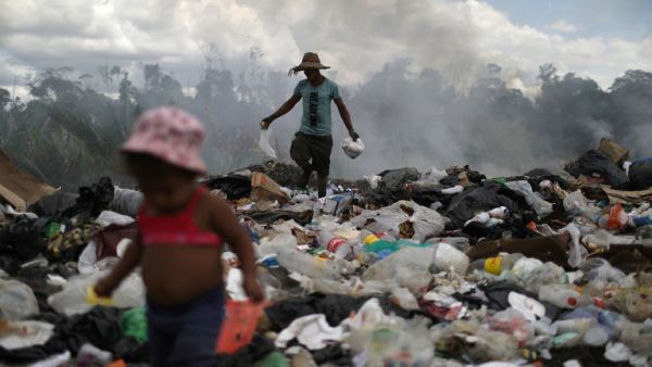 العقوبات الأمريكية تعيق وصول الفنزويليين إلى المواد الأساسية