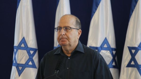 موشيه يعالون، وزير الدفاع الإسرائيلي