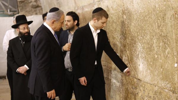 يائير  برفقة والده رئيس الحكومة الاسرائيلية بنيامين نتنياهو