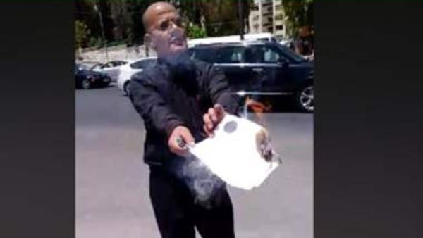 أردني يحرق شهادته في الشارع