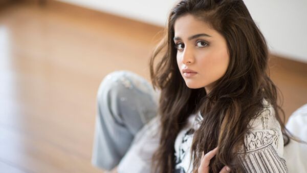 شاهد النجمة الشابّة في حفلٍ حي في عالم مدهش 