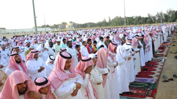 خطيب العيد في جدة يثير الجدل بعد مُهاجمتها الفتيات العاملات.. فيديو!