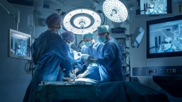 فتاة تصدم أطباء عثروا على كتلة شعر احتلت 80% من معدتها