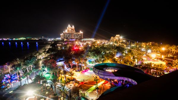 ألعاب مائيّة رائعة والكثير من الوجوه التعبيريّة "الإيموجي"