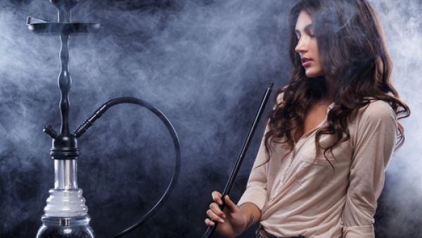خبير شيشة ونكهات مبتكرة في واحة عربية في الريتز-كارلتون