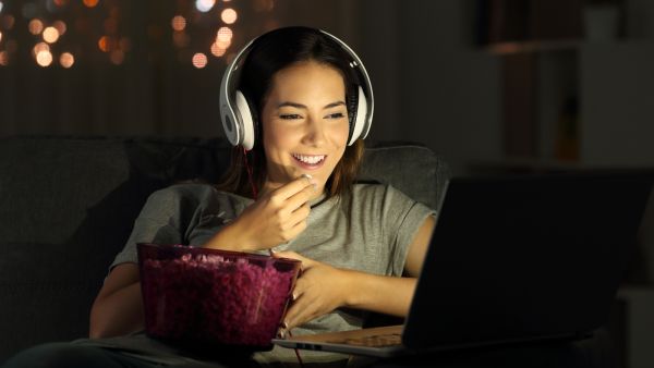 أمسية لمشاهدة الأفلام في بيوتكم