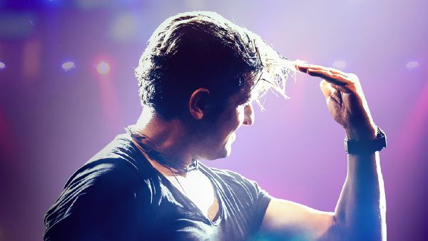 استمتعوا بخمسة من أروع أغاني هذا النجم البارز