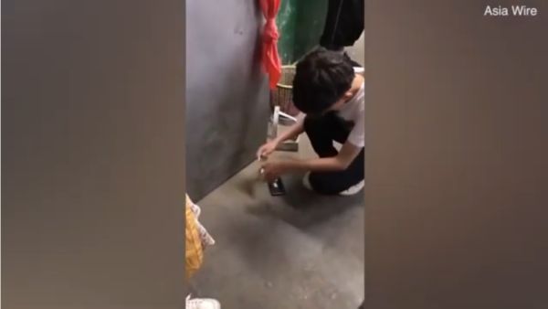 مدرسة تجبر تلميذًا صينيًا على تحطيم هاتفه بيده في الصف!