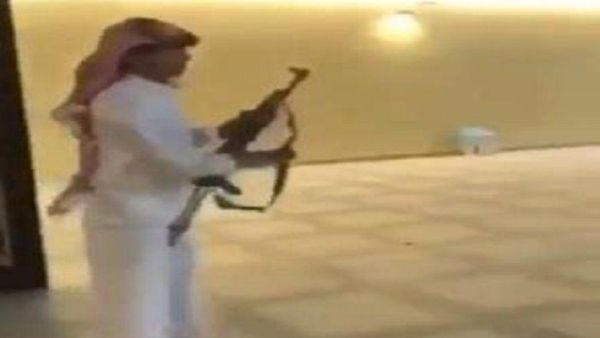 القبض على سعودي استخدم سلاح رشاش في حفل زفاف.. فيديو!