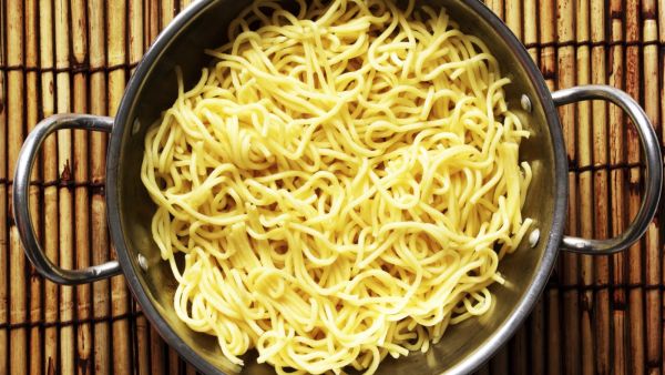 طاه يدخل موسوعة غينيس بأطول طبخة نودلز