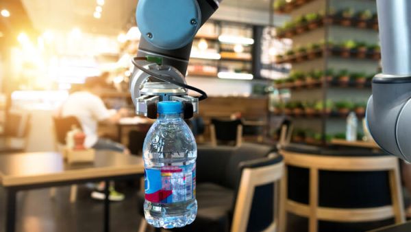 Saudi Deploys Robots to Dispense Zamzam Water