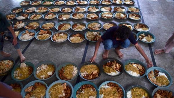 In Pictures: Muslims Around the World Break Ramadan Fast With Iftar Meals