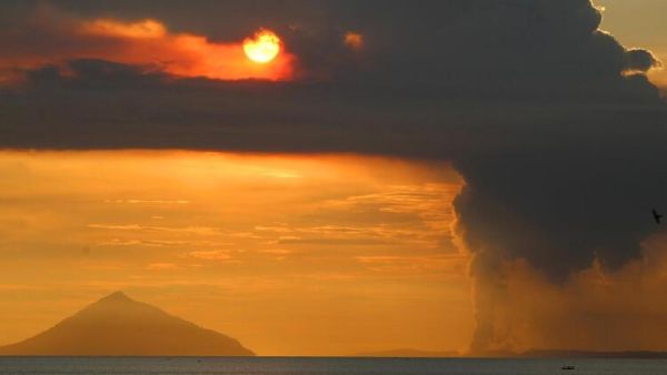 Indonesia's Anak Krakatoa Volcano Erupts (AFP)