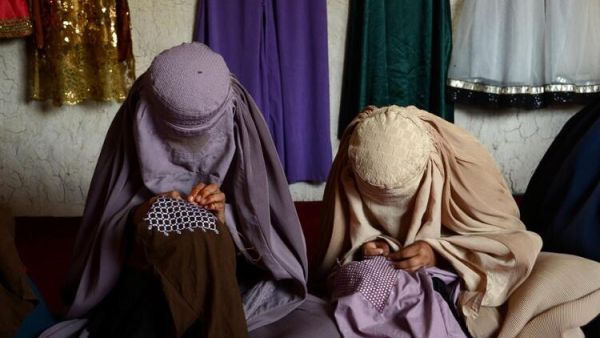 Afghan Women TV Presenters Cover Faces on Air (AFP)