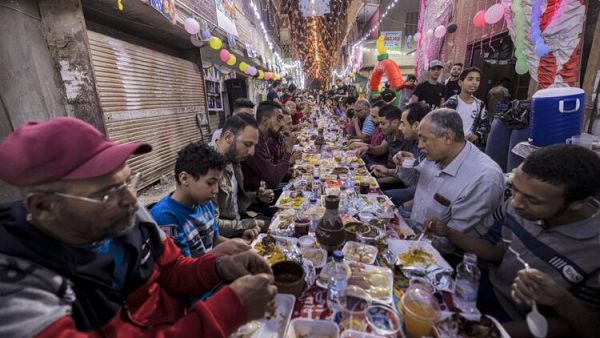Over 2,000 People Join Fast-Breaking Meal in London