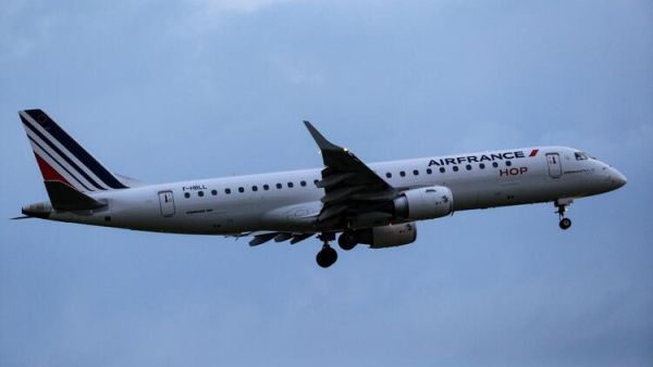 Man Opens Emergency Door, Walks on Wing After Flight Lands in Chicago