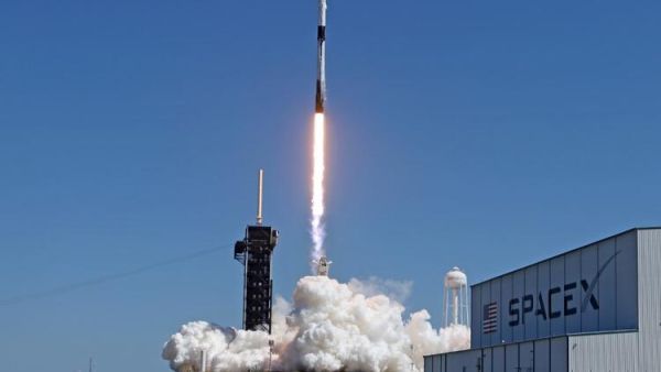 SpaceX Launches 3 Paying Customers to Space Station for $165M
