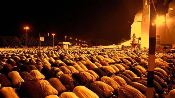 Muslims From All Over the UAE Converge on Sharjah Mosque