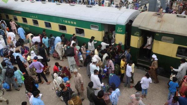 Pakistan Railways Ready to Revamp Centuries-Old ‘Coolie System'