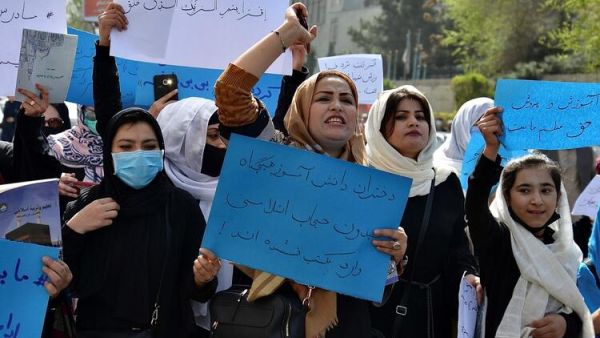 Taliban Bans Afghan Women Flying Alone in Rights Setback (AFP)