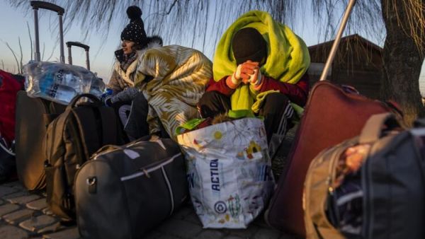 Number of Refugees Fleeing Ukraine Spikes to 875,000