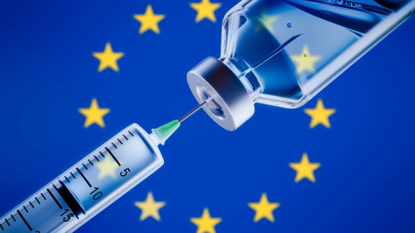 EU Mulls Allowing Entry of Foreigners Vaccinated by EU-Approved Jabs