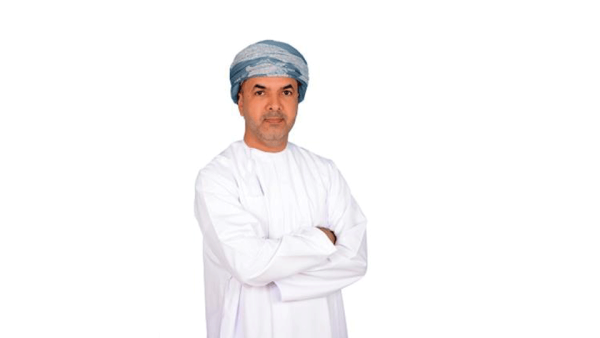 الشيخ سيف بن هلال الحوسني المدير العام لمايكروسوفت عُمان والبحرين. اللجنة الوطنية للشباب تتعاون مع مايكروسوفت لرفع مهارات الشباب العماني في التقنيات الناشئة