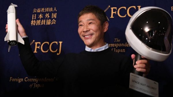 Japanese Billionaire Offers 8 Free Seats Aboard SpaceX’s Lunar Spaceship