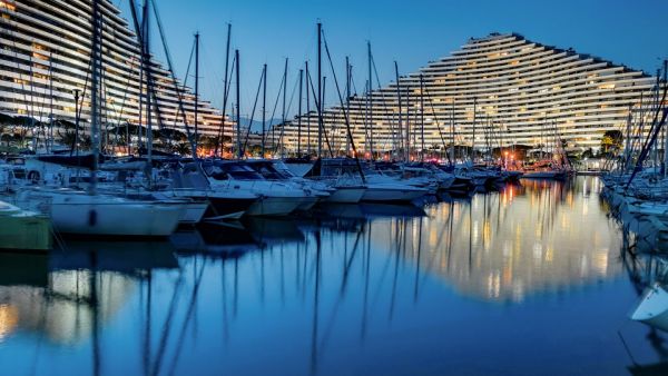 يحتوي هاتف HUAWEI P30 Pro على كاميرا رباعية من لايكا قادرة على تلبية جميع متطلبات التصوير الفوتوغرافي والفيديوغرافي لديكي.